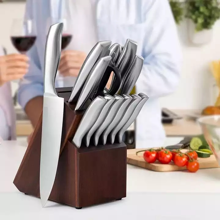 Køkkenkniv med metalhåndtag